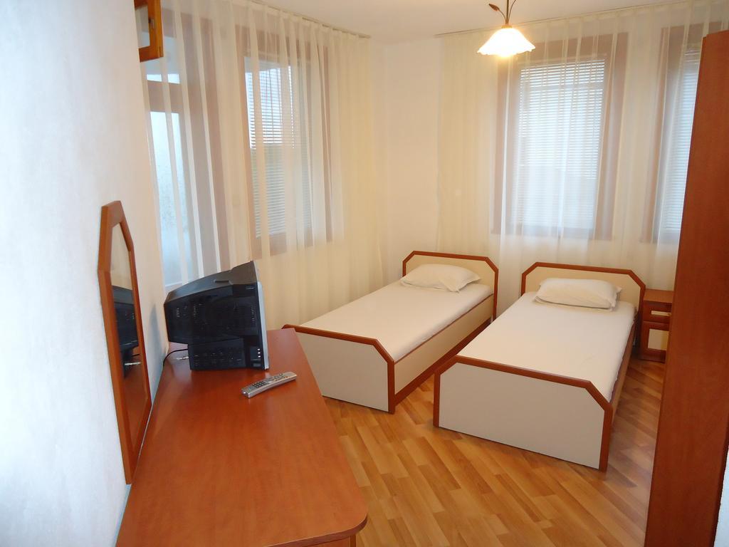 Petrovi Guest House Obzor Quarto foto